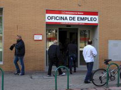 Un grupo de personas acceden a una oficina del Inem en Madrid. EFE/Archivo