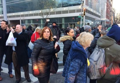 Una multitud se congrega cerca de la policía donde se está investigando una explosión de origen desconocido en Nueva York. 