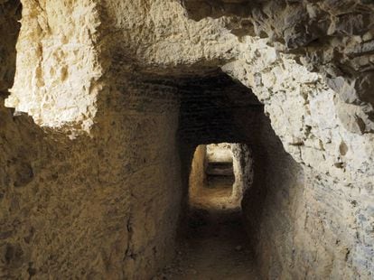 Uno de los tramos excavados en roca del acueducto romano de Gea de Albarracín.