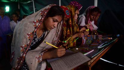 Niñas en una escuela provisional de la provincia de Sindh, en Pakistán, el 1 de septiembre.