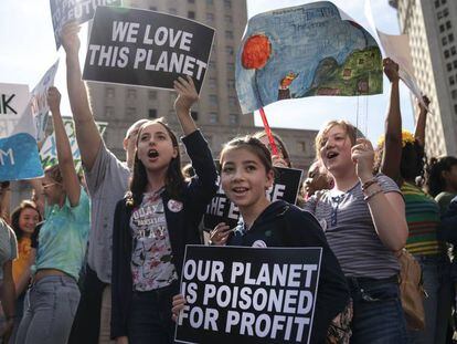 Manifestantes contra el cambio climático, este viernes en Nueva York. En vídeo, la manifestación en la capital alemana.