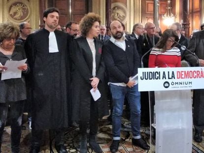 El portavoz de Òmnium, Marcel Mauri, con los abogados Magda Oranich, August Gil Matamala, Carme Herranz y Olivier Peter.