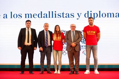Los deportistas olímpicos adscritos a la UCAM, entre los que se encuentran Saúl Craviotto o Mireia Belmonte, recibieron un homenaje conjunto en el Comité Olímpico Español, donde han agradecido el apoyo de ambos organismos. 