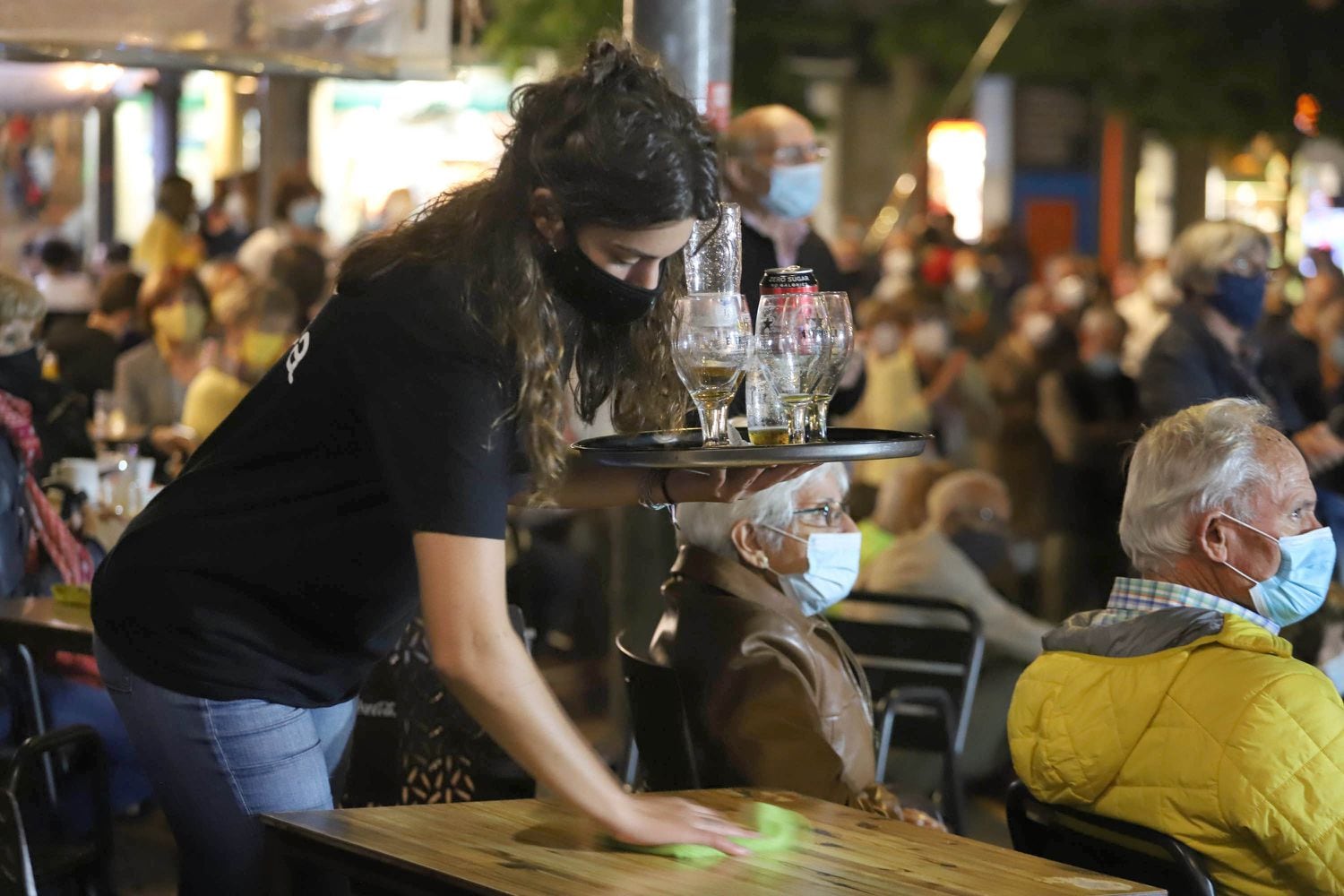 Una camarera limpia una mesa de una terraza, este viernes en Terrassa (Barcelona). 