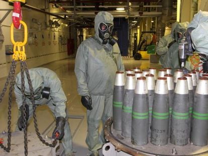Unos trabajadores destruían armamento químico, en 2017 en Kizner (Rusia).