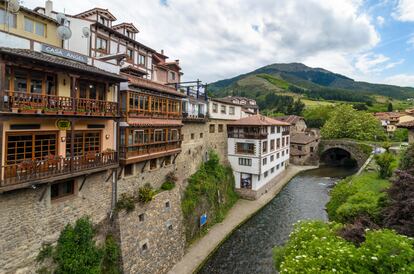 Un pueblo de interior: Potes (Cantabria). También está muy reñida la elección del pueblo más espectacular del interior de España. Cada uno tira para su tierra, pero hay rincones de atractivo incuestionable por su fotogenia, por la conservación de su patrimonio o por el paisaje en el que se enmarcan. En la encuesta resultó ganador Potes, en el corazón del valle de Liébana (Cantabria), que competía con otros pueblos tan diferentes y bonitos como Besalú (Girona), Albarracín (Teruel) o Alquézar (Huesca). Esta villa llena de historia y de encanto ha conservado una idílica imagen de postal. Su zona antigua mantiene un gran sabor popular, y sus callejuelas están llenas de caserones blasonados que nos hablan de otros tiempos. A Potes se va para caminar por los alrededores o para ascender a cumbres como el Naranjo de Bulnes (Picu Urriellu), pero muchos van también para ganarse indulgencias: el Camino Lebaniego lleva al monasterio de Santo Toribio de Liébana, a solo dos kilómetros, fundado en el siglo VI. Y también hay quien peregrina a Potes por su gastronomía, con restaurantes que presumen de sus platos de caza mayor, sus pescados de río y, sobre todo, del contundente cocido lebaniego.