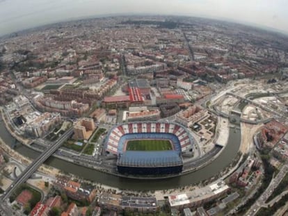 El estadio Vicente Calderón y, detrás, la fábrica de Mahou (ya derribada), en 2010. En primer plano, junto al río, la M-30.