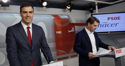 Pedro Sánchez junto al secretario de Economía del partido, Manuel de la Rocha, en una imagen de archivo.