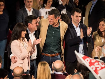 Sánchez, en un mitin en A Coruña en las elecciones de 2019, custodiado por Valentín González Formoso y Gonzalo Caballero, a la derecha de la imagen