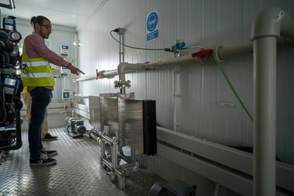 El ingeniero de la EDAR de Almendralejo Andrés Cid señala el reactor de luz ultravioleta para depurar el carbón activo en el laboratorio del 'Proyecto Ô' el pasado 1 de septiembre.