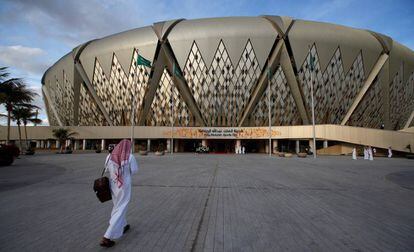 Un hombre se dirige al estadio Rey Abdullah de la ciudad saudí de Yeda.