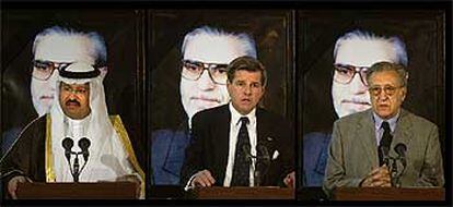 Paul Bremer (centro), junto al nuevo presidente del Consejo iraquí (izquierda), Ghazi Mahsal Ajil al Yawer, y el enviado de la ONU, Lajdar Brahimi.