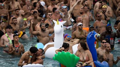 Una mujer se baña en el Water Park Day del Circuit Festival en el parque acuatico Isla Fantasia, donde se han dado cita más de 10.000 gays venidos de todo el mundo.