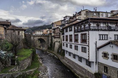 Ubicado en el centro de la comarca de Liébana, donde se unen los ríos Deva y Quiviesa, Potes está en un valle y está rodeado de montañas. Parte de la Ruta Lebaniega (que enlaza el Camino de Santiago de la costa con el Camino Francés), destacan la Torre del Infantado o la iglesia de San Vicente. Más información: <a href="https://www.turismodecantabria.com/descubrela/municipios/45-potes"_blank">turismodecantabria.com</a>