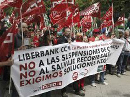 Trabajadores de Liberbank, protestan por el ajuste laboral de la entidad a las puertas del edificio de la Bolsa en Madrid.
