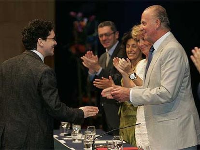 El matemático Wendelin Werner recibe la medalla Fields del rey Juan Carlos en presencia de Ruiz-Gallardón, Mercedes Cabrera y Esperanza Aguirre.