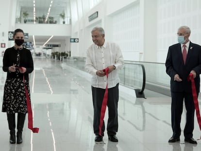 López Obrador (centro) con Claudia Sheinbaum y Jorge Arganis Díaz, en el Aeropuerto de Ciudad de México.