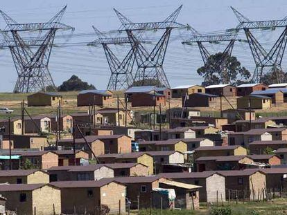 La carencia de electricidad suficiente por falta de inversiones amenaza la continuidad de las actuales tasas de crecimiento de Suráfrica.