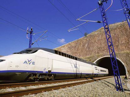 Imagen de un tren de alta velocidad en la línea Madrid-Sevilla. 