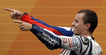Jorge Lorenzo sube al podio en Malasia y gana el título de MotoGP, el primero de un español en la categoría reina desde que lo lograra Crivillé en 1999.