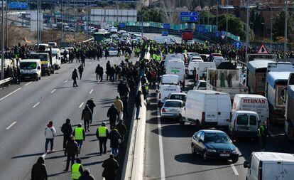 Cortes de taxistas en la M40 de Madrid, cerca del recinto ferial en el que se celebra Fitur 