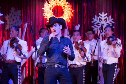 El cantante Julián Figueroa, durante un concierto en Ciudad de México, el 14 de diciembre de 2016.