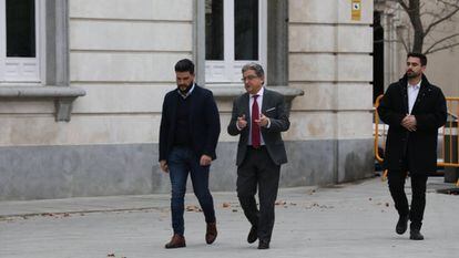 El exdelegado del Gobierno en Cataluña Enric Millo, en el centro, antes de declarar en el Tribunal Supremo, el 6 de marzo.