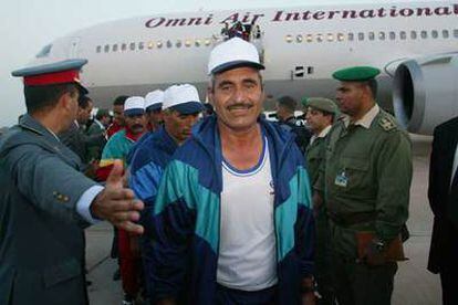El primer grupo de presos marroquíes liberados por el Polisario, a su llegada al aeropuerto de Agadir.