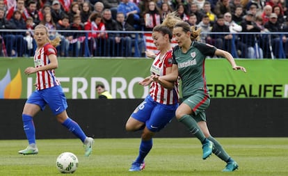 María León, del Atlético, y Moraza, del Athletic.