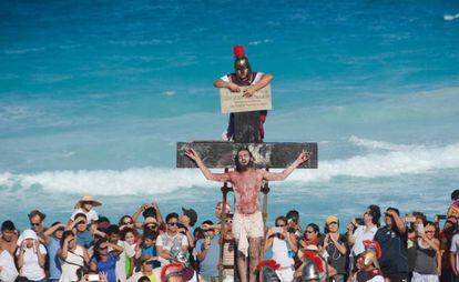 Un actor representa a Jesucristo en la cruz durante el Viernes Santo, en una playa de Cancún (México).