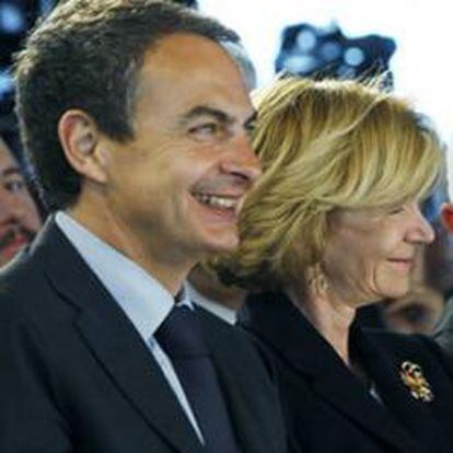 El presidente del Gobierno, José Luis Rodríguez Zapatero (i), junto a la ministra de Economía, Elena Salgado, el presidente de la Asociación Española de Banca, Miguel Martín, y el presidente de la CEOE, Gerardo Díaz Ferrán.