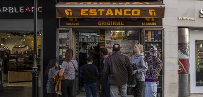 Cola para comprar tabaco en un estanco situado en Gibraltar.