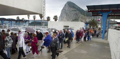 Un grupo de personas pasan de Gibraltar a La Línea.