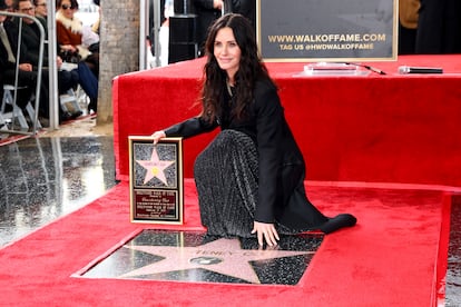 Courteney Cox con su estrella en el Paseo de la Fama de Hollywood.