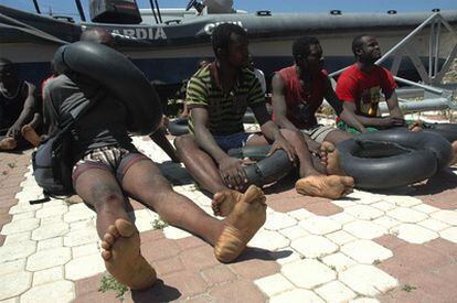 Inmigrantes rescatados tras entrar en España a nado utilizando juguetes de playa.