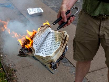 Un militante de extrema derecha quemaba una copia del Corán, el pasado 28 de julio en Copenhague.