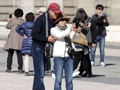 Un grupo de turistas, ayer en la plaza de Oriente.