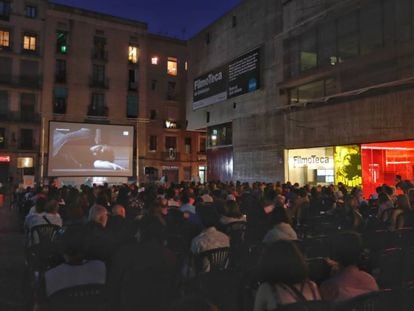 Público en la plaza de Salvador Seguí viendo la ópera 'Manon Lescaut' del 'Liceu a la fresca'.