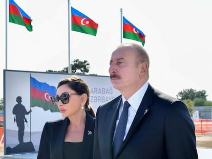 El presidente de Azerbaiyán, Ilham Aliyev, y su esposa, Mehriban Aliyeva, tras depositar flores por los soldados caídos durante la guerra de Nagorno Karabaj en 2020, este miércoles en Bakú, en una foto de la presidencia azerí.