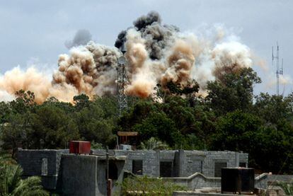 Bombardeos de aviones de la OTAN en Tajura, un suburbio al este de Trípoli.