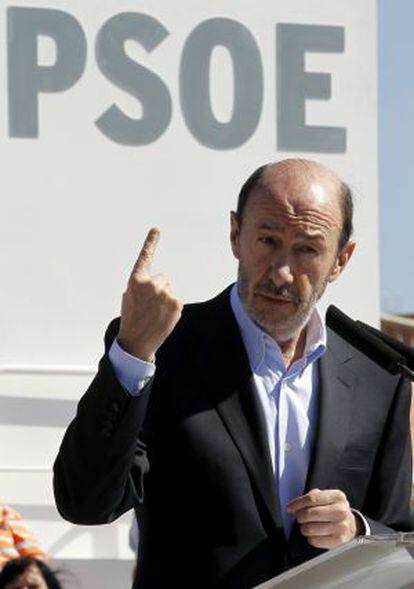 El candidato socialista en un acto con militantes celebrado ayer en Alcorcón (Madrid).