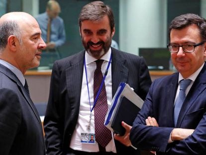 Moscovici, a la izquierda, y Escolano, derecha, en la reunión del Ecofin en Bruselas.