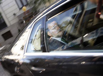 El presidente del PP, Mariano Rajoy, llega a la sede del partido en la calle de Génova, en Madrid.