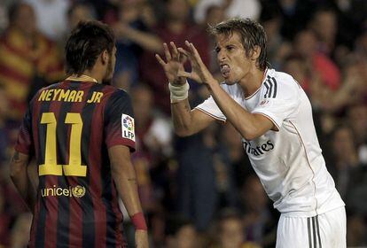 Neymar y Coentrao durante el partido.