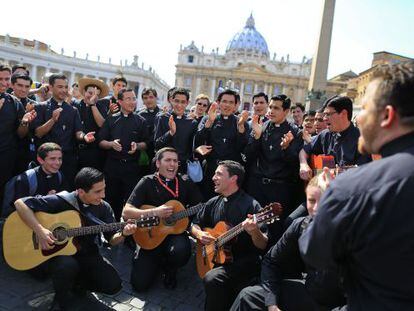 Un grupo de j&oacute;venes religiosos, en la plaza de San Pedro de Roma.