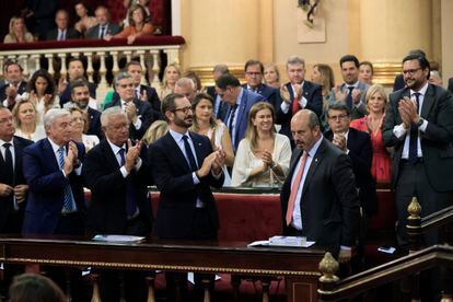  El senador del PP Pedro Rollán (a la derecha) recibe el aplauso de su bancada tras ser elegido presidente de la Cámara alta.