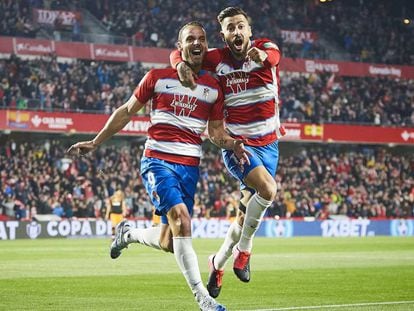 Soldado celebra su primer gol junto a Vadillo. En vídeo, declaraciones de Jaume Costa, tras provocar el penalti que acabaría eliminando al Valencia.
