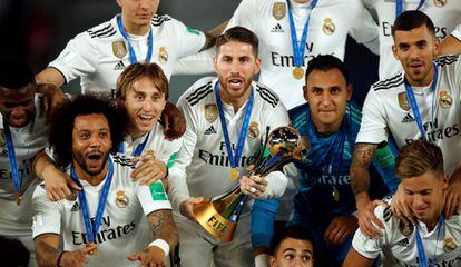 Soccer Football - Club World Cup - Final - Real Madrid v Al Ain - Zayed Sports City Stadium, Abu Dhabi, United Arab Emirates - December 22, 2018 Real Madrid's Sergio Ramos and team mates celebrate with the trophy after winning the Club World Cup REUTERS/Andrew Boyers