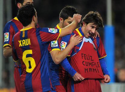Messi celebra su gol al Racing junto a Busquets, Xavi y Villa enseñando una dedicatoria a su madre.
