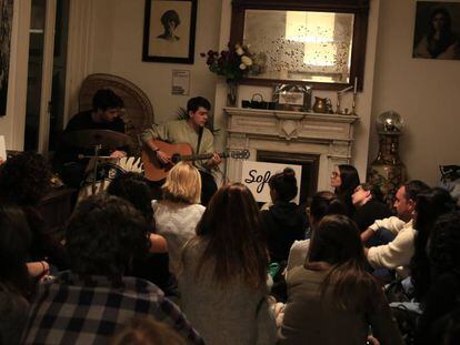 Actuación del grupo Jack Bisonte durante una sesión organizada por Sofar Sounds.